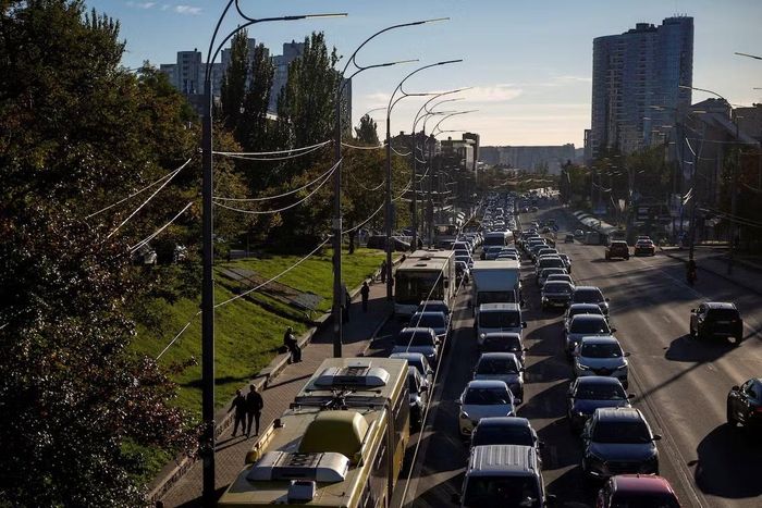 Một tuyến đường ở Kiev tắc dài do giao thông bị ảnh hưởng. (Ảnh: Reuters)