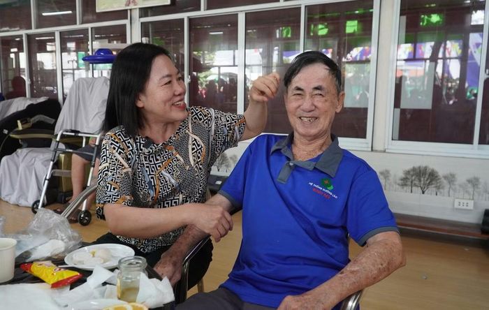 Cô Trần Thị Phương thăm chồng ở viện dưỡng lão. Ảnh: Huế Xuân