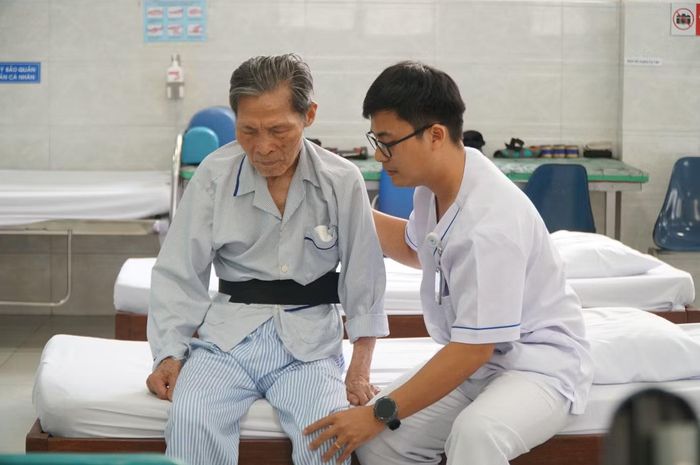 Ông Xứng được các chăm sóc, phục hồi chức năng. Ảnh: Anh Nhàn