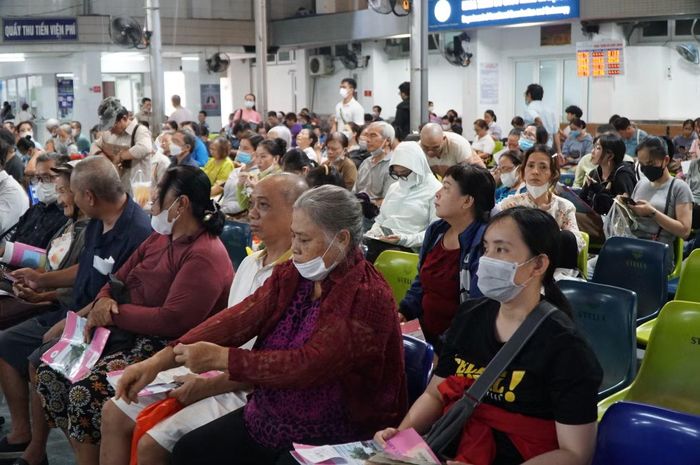 Bệnh viện Thống Nhất tiếp nhận hàng nghìn người cao tuổi đến khám mỗi ngày. Ảnh: Anh Nhàn