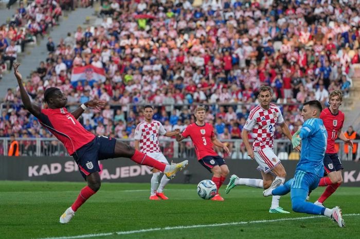 Croatia (áo ca-rô) đã nhận thất bại nặng nề nhất trong lịch sử.