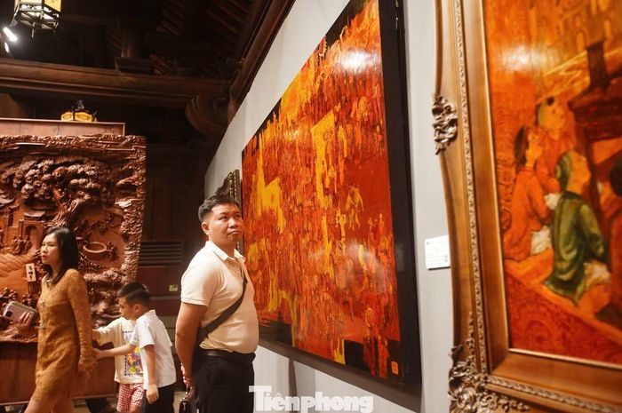 Sơn mài vốn là chất liệu gắn sâu với mỹ thuật Việt Nam. Qua nhiều lớp sơn, những lần phủ, mài và bồi đắp, vẻ đẹp của tác phẩm được hình thành cùng thời gian. Ở triển lãm, chất liệu ấy được đặt trong một không gian cũng được tạo nên bởi thời gian.