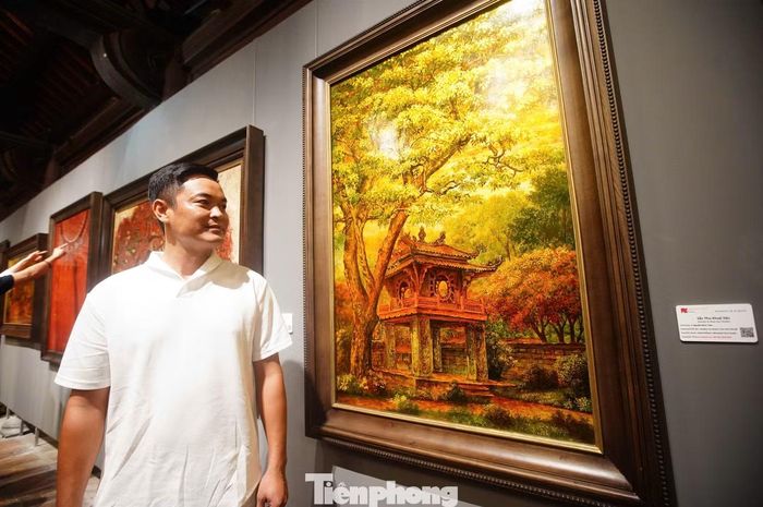 Họa sĩ Nguyễn Bách Triệu bên tác phẩm Sắc thu Khuê Văn. “Ngày còn là sinh viên, tôi từng nhiều lần đến Văn Miếu - Quốc Tử Giám để ký họa, tìm hiểu và học hỏi từ những đường nét, hoa văn cổ. Sau khi tốt nghiệp, tôi đi nhiều nơi để vẽ. Gần đây, khi có dịp trở lại Văn Miếu, những ký ức và cảm xúc ngày trước bất chợt ùa về. Từ đó, tôi quyết định thực hiện tác phẩm này”, họa sĩ Nguyễn Bách Triệu chia sẻ với PV Tiền Phong. Theo họa sĩ, việc đưa những tác phẩm lấy cảm hứng từ Văn Miếu vào chính không gian di sản tạo nên sự kết nối giữa ký ức, nghệ thuật truyền thống và đời sống đương đại