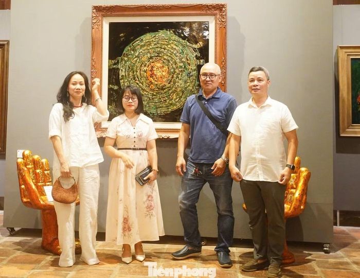 Triển lãm quy tụ 19 họa sĩ với những phong cách và ngôn ngữ nghệ thuật đa dạng như Đỗ Khải, Lê Khánh Hiếu, Lương Duy, Tuấn Cường, Đặng Hiền, Đậu Quang Anh, Giám Văn Tuấn, Ngô Tuấn Anh, Nguyễn Văn Nghĩa, Nguyễn Hồng Giang, Ngô Bá Công, Nguyễn Lương Huyên, Triệu Khắc Tiến, Nguyễn Xuân Việt, Hoàng Ngọc Hoàn, Chu Viết Cường, Nguyễn Bỉnh Sơn, Nguyễn Bách Triệu và Lê Xuân Hưởng.