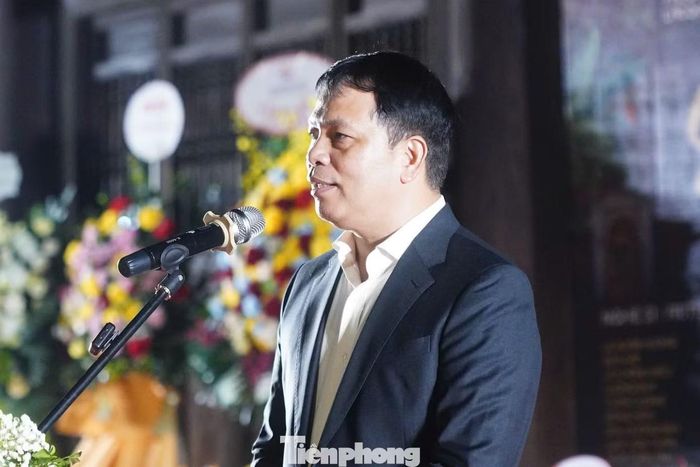 Triển lãm Sắc tâm mở ra cuộc đối thoại giữa sắc màu sơn mài và hương trầm tĩnh lặng tại Văn Miếu - Quốc Tử Giám. Phát biểu khai mạc triển lãm tối 3/10, Giám đốc Trung tâm Hoạt động Văn hóa khoa học Văn Miếu - Quốc Tử Giám Lê Xuân Kiêu bày tỏ sự trân trọng trước quá trình lao động nghệ thuật kéo dài gần một năm của các họa sĩ và những người thực hiện triển lãm. Sự kiện càng có ý nghĩa khi diễn ra trong thời điểm các hoạt động kỷ niệm 950 năm thành lập Quốc Tử Giám vừa được vinh danh tại Giải thưởng Bùi Xuân Phái - Vì tình yêu Hà Nội. “Sắc tâm là một mảnh ghép trong chuỗi hoạt động rất ý nghĩa như vậy”, ông Lê Xuân Kiêu chia sẻ.