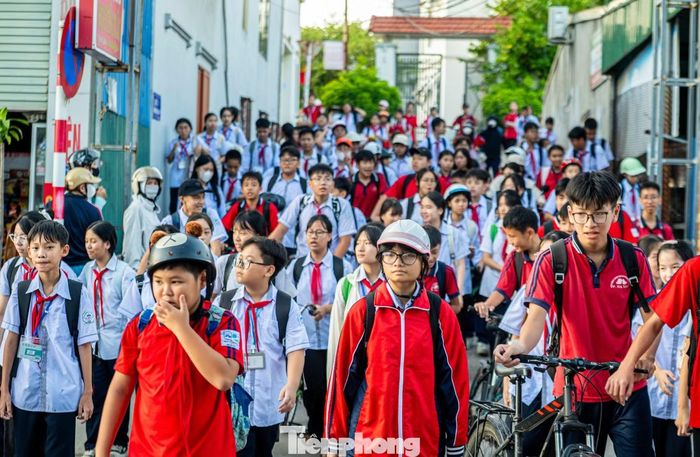 Cùng với đó khu vực ngã ba cổng trường tiếp giáp với đường Tiêu Giao nhỏ, hẹp cùng với độ dốc lớn và che khuất tầm nhìn. Một phụ huynh đón con cho biết mỗi giờ tan học có hàng trăm học sinh đổ xuống đường cùng với đó xe tải, xe trọng tải lớn chạy qua khu vực cổng trường nhiều nên rất nguy hiểm.