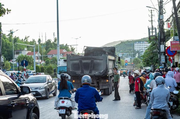Theo đại diện Đội CSGT số 2, tuyến đường Tiêu Giao là tuyến đường được Quảng Ninh đặt biển báo điều hướng nhằm tránh xe trọng tải lớn đi vào khu đông dân cư thuộc thành phố Hạ Long cũ. Tuyến đường này hiện tại rất nhỏ nhưng mật độ phương tiện xe tải lớn đi qua đây rất nhiều, cùng với đó vỉa hè hẹp không có không gian để phụ huynh dừng đỗ phương tiện đón học sinh.