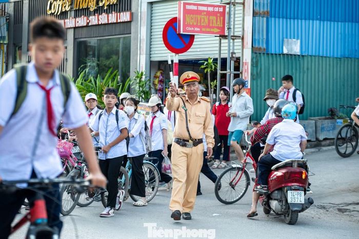 Trước mắt, để đảm bảo an toàn lực lượng CSGT phối hợp với Công an phường Việt Hưng tổ chức lực lượng phân làn vào các khung giờ học sinh đến trường và tan học. Lực lượng CSGT cũng thường xuyên tuyên truyền phụ huynh học sinh đón con không đỗ xe dưới lòng đường, các phương tiện ôtô cá nhân không dừng đỗ tại khu vực cạnh cổng trường.