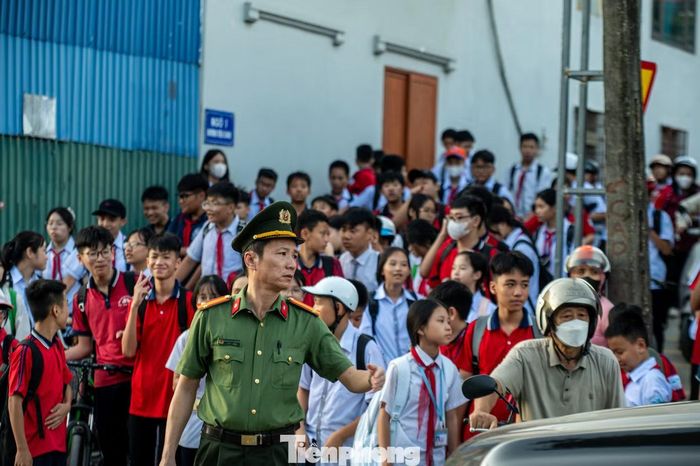 "Chúng tôi phối hợp với công an phường làm việc với nhà trường để phân bổ giờ tan học giữa các khối cách nhau 10-15 phút để tránh tình trạng tất cả học sinh cùng đổ ra đường. Về các ý kiến, đề nghị của phụ huynh học sinh chúng tôi sẽ tổng hợp báo cáo với cấp trên để đưa ra phương án thống nhất", đại diện Đội CSGT số 2 chia sẻ.
