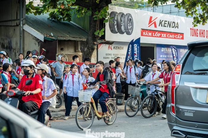 Chị Hồ Thảo chia sẻ xe tải dạo này đi vào đường này rất nhiều. Nhà mặt đường ngày nào cũng bám lớp bụi trong khi ngày nào cũng quét lau. Trẻ con, học sinh đi bộ, đi xe đạp đi học rất đông. "Phụ huynh học sinh đề nghị các cơ quan, ban ngành có liên quan cấm tất cả phương tiện cơ giới có trọng tải lớn hoạt động các khung giờ có các cháu tan học", chị Thảo thông tin.