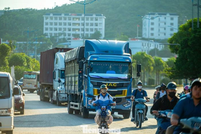 Ghi nhận của PV Báo Tiền Phong trong khoảng 16h chiều, rất nhiều phương tiện gồm cả xe container đi rẽ từ quốc lộ 18 cắt ngang vào tuyến đường Tiêu Giao để chạy vào quốc lộ 279.