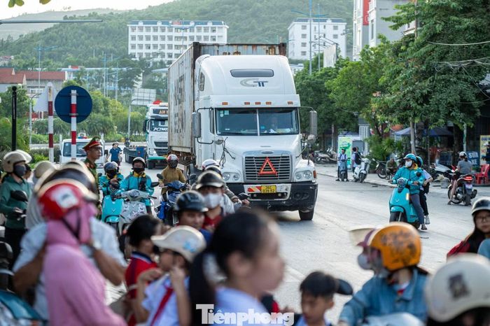 "Rất mong các cấp chính quyền có phương pháp cho con đường này, mỗi lần đi đón con là nguy hiểm, đặc biệt các bạn nhỏ đi xe đạp, các bạn chưa hiểu luật. Xe tải, xe ben chạy nhanh nhiều điểm mù, ngày nào cũng thế nguy hiểm đến không biết lúc nào", chị Thùy chia sẻ.