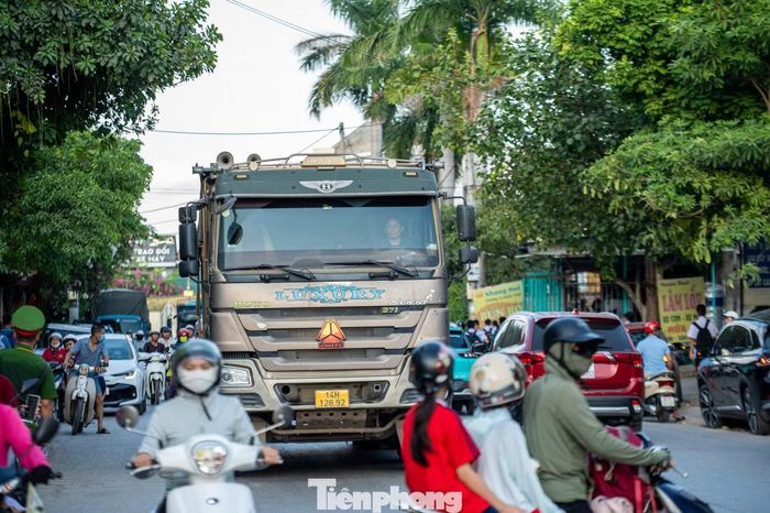 Thời gian gần đây, phụ huynh có con theo học tại Trường THCS Nguyễn Trãi, phường Việt Hưng, thành phố Quảng Ninh thông tin về việc trong khoảng giờ đón con gặp nhiều khó khăn do tình trạng xe trọng tải lớn đi vào tuyến đường, đặc biệt là xe tải chở đất, vật liệu san lấp.