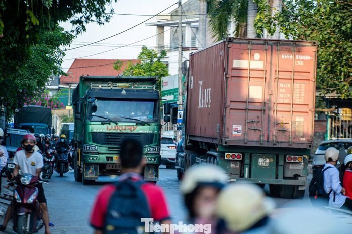 Chị Nguyễn Phương Thùy, trú phường Việt Hưng chia sẻ, tuyến đường ở đây rất hẹp cùng với đó vỉa hè ngắn nên đi đón con chị rất lo sợ khi những chiếc xe tải cỡ lớn chạy qua cổng trường ngay lúc các con đang tan học.