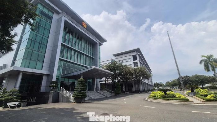 Trong khuôn viên Trung tâm, trụ sở UBND tỉnh Bà Rịa - Vũng Tàu cũ nay làm trụ sở chính quyền phường Bà Rịa, TPHCM.