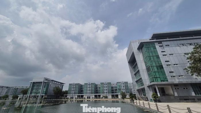 Hầu hết các trụ sở trong khuôn viên còn rất mới, việc chuyển đổi thành trường đại học được nhiều người dân phường Bà Rịa ủng hộ, đồng tình.