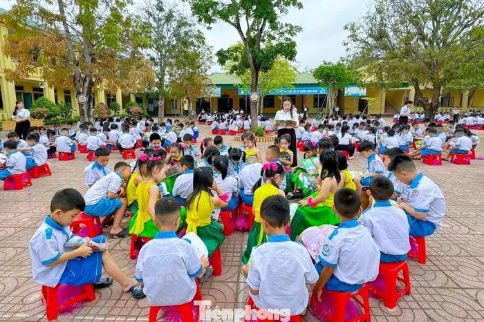 Ngày hội đọc sách trở thành không gian để học sinh Nghệ An khám phá những cuốn sách yêu thích và chia sẻ niềm đam mê đọc sách.