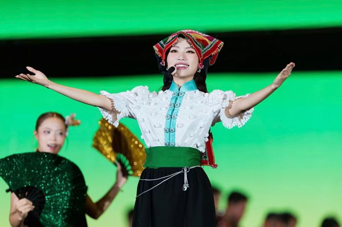 Phương Mỹ Chi diện trang phục dân tộc Thái , đội khăn piêu, kết hợp múa sạp trong một tiết mục được đầu tư với quy mô hoành tráng, tái hiện mùa lễ hội của đồng bào Thái. Sau tiết mục, Phương Mỹ Chi trực tiếp đề cập những tranh luận từng xuất hiện quanh hình ảnh cô sử dụng khăn Piêu trong quá trình quảng bá album.