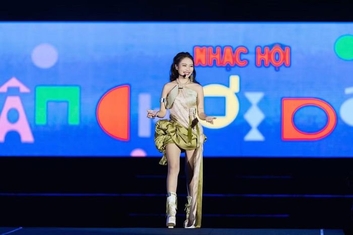 Tối 3/10, Phương Mỹ Chi mang Nhạc hội Dân chơi dân ca đến sân Tao Đàn, TPHCM. Đây là lần đầu nữ ca sĩ thực hiện một đêm nhạc cá nhân có bán vé, sau khi phát hành album phòng thu thứ năm.