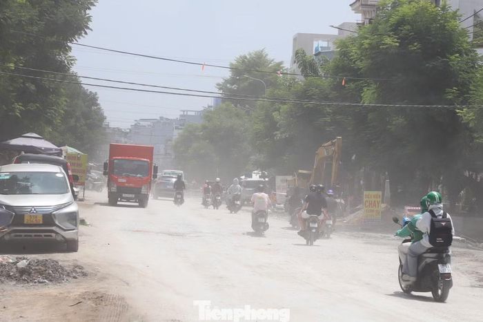 Ghi nhận chiều 3/10, đường Đặng Thùy Trâm, phường Bình Lợi Trung, TPHCM đang được thi công, nhiều đoạn chưa thảm nhựa. Xe cơ giới qua lại khiến bụi đất cuộn lên, phủ kín mặt đường và nhà dân hai bên.