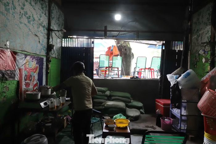 Ông Út, chủ một quán giải khát trên đường Đặng Thùy Trâm cho biết trước đây nền nhà cao hơn mặt đường. "Trước đây nền nhà tôi vốn cao hơn mặt đường. Giờ đường đôn cao hơn cả mét làm nhà bỗng nhiên chìm sâu thành cái hầm tối om. Nắng thì bão bụi bủa vây, mưa thì lo nước tràn vào nhà, quán xá ế ẩm", ông Út nói.