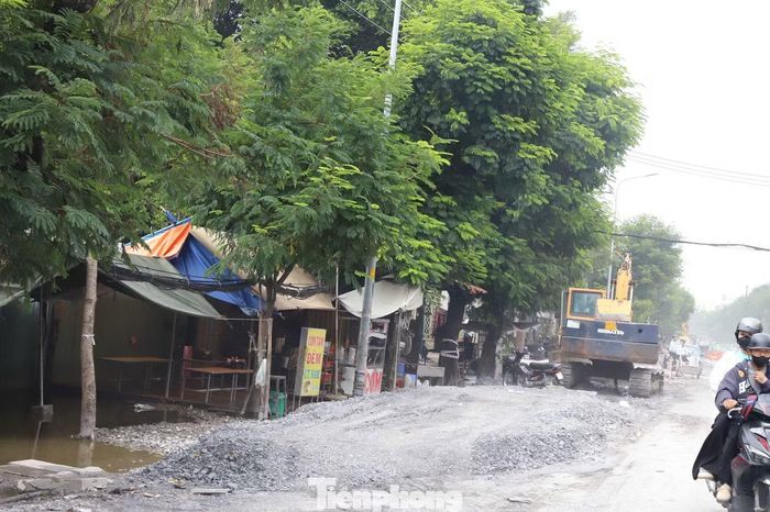 Thoát nước cũng là vấn đề người dân lo lắng. Khi hệ thống chưa hoàn thiện, mưa lớn khiến nước tràn vào một số nhà và gây ngập tại các con hẻm dọc tuyến.