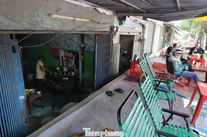 Ông Minh Bắc, ngụ phường Bình Lợi Trung, cho biết trước đây tuyến đường thường xuyên ngập mỗi khi mưa lớn, khiến cuộc sống người dân gặp nhiều khó khăn. "Con đường này cứ mưa là ngập, người dân sống ở đây rất khổ sở. Mong Nhà nước đẩy nhanh tiến độ thi công để con đường sớm hoàn thành, người dân đỡ khổ", ông Bắc chia sẻ.