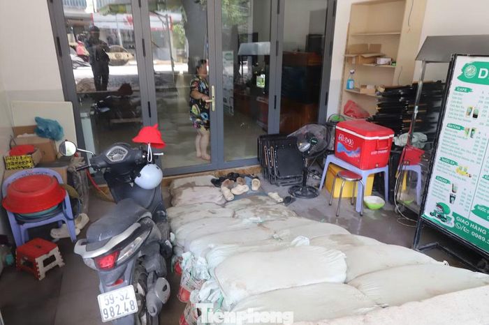 Chị Bảo Hà, ngụ phường Bình Lợi Trung cho biết việc nâng cao mặt đường khiến nền nhà gia đình thấp hơn khoảng 1,3m. "Giờ làm đường xong, nhà mình thấp hơn mặt đường khoảng 1,3m nên việc đi lại rất khó khăn. Gia đình phải chất bao cát lên để làm lối đi. Việc kinh doanh vì vậy cũng bị ảnh hưởng", chị Hà nói.