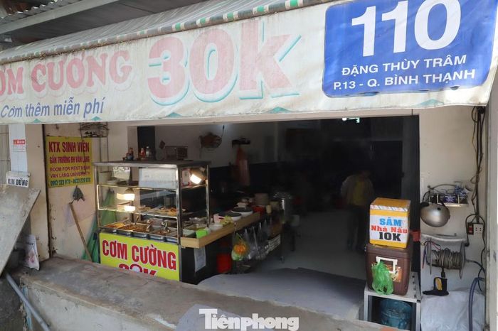 Nhiều căn nhà hai bên tuyến trở nên thấp hơn mặt đường mới sau khi nâng cốt nền.