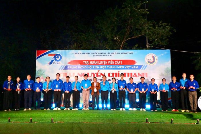 Ban Tổ chức trao chứng nhận Huấn luyện viên cấp I Trung ương Hội LHTN Việt Nam cho các trại sinh.﻿