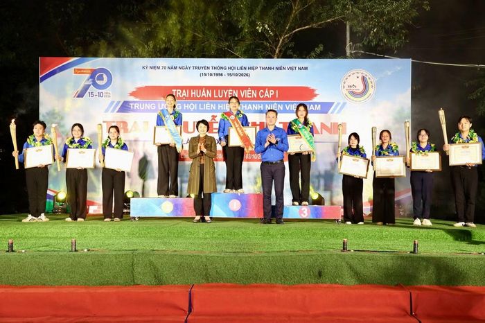 Anh Nguyễn Kim Quy và bà Phạm Thị Phúc trao danh hiệu Thủ khoa, Á khoa Hội trại cho các trại sinh.