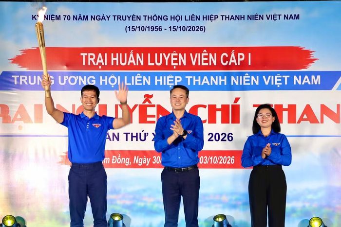 Đại diện Hội LHTN Việt Nam tỉnh Lâm Đồng trao cờ cho đại diện Hội LHTN Việt Nam tỉnh Đắk Lắk - đơn vị đăng cai lần thứ XXVI.