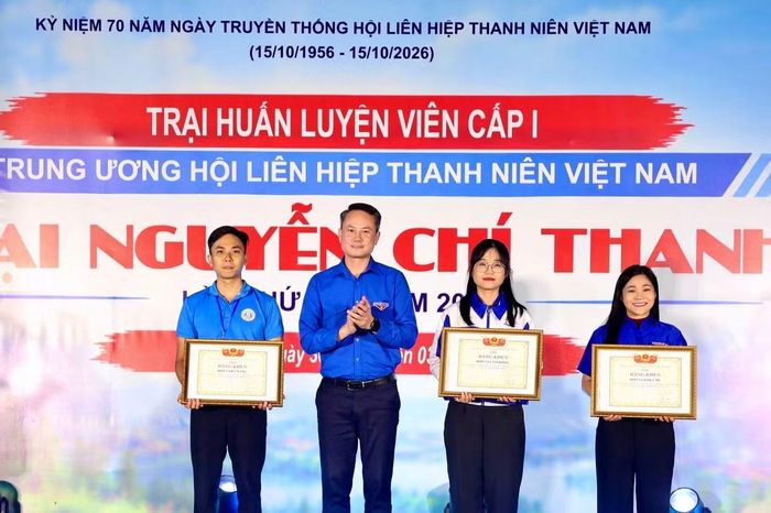 Anh Nguyễn Kim Quy trao giải cho các đơn vị ở nội dung thi Cổng trại và Thủ công trại.
