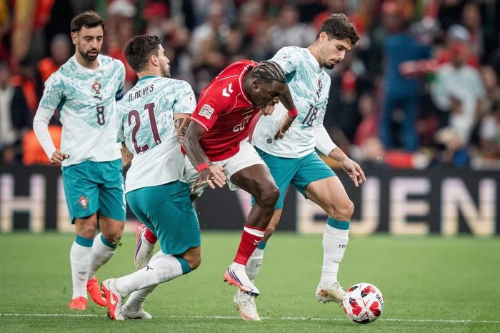  Bồ Đào Nha (áo sáng) đang có nhiều vấn đề hậu trường sau vụ Ronaldo rời đội. 
