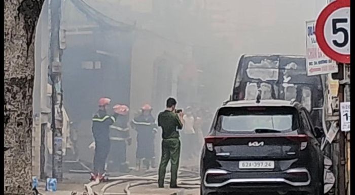 Lực lượng chức năng khống chế vụ cháy.