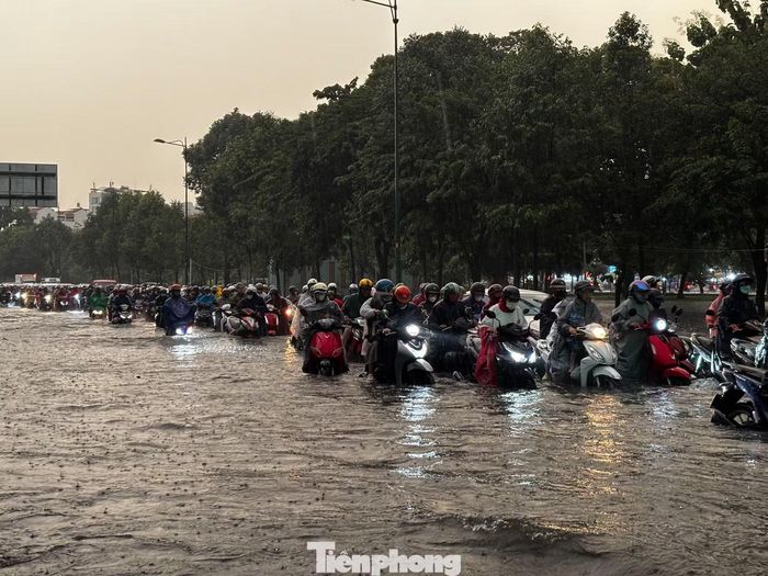 Sau trận mưa lớn "đại lộ" Phạm Văn Đồng nhanh chóng bị nước bao phủ. Ảnh: Nguyễn Tiến