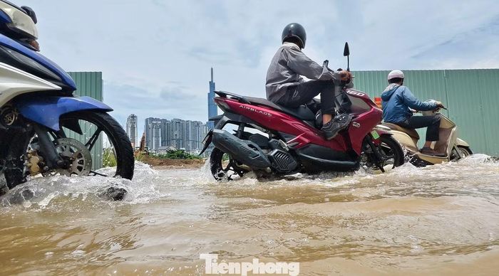 Sau trận mưa lớn, nước không thể rút khiến gần 500m của tuyến đường Lương Định Của ngập kéo dài nhiều ngày liền. Ảnh: Khoa Nam