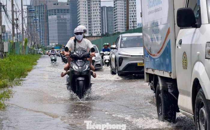 Sở Xây dựng TP.HCM yêu cầu các chủ đầu tư phải theo dõi, khắc phục không để việc thi công ảnh hưởng đến người dân. Ảnh: Khoa Nam
