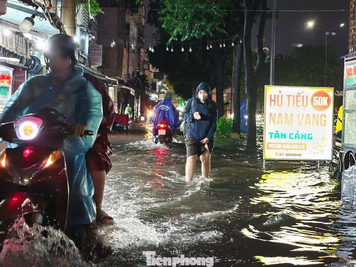 Cứ mưa là ngập nặng diễn ra trên nhiều tuyến đường mỗi khi đến giờ tan tầm khiến con đường về nhà của hàng nghìn người lao động tại TP.HCM càng thêm "chông gai" hơn. Ảnh: Khoa Nam