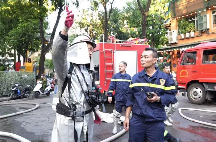 Cán bộ, chiến sĩ Đội CC và CNCH khu vực số 7 triển khai chữa cháy quán ăn trên phố Tăng Bạt Hổ.