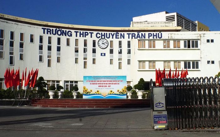 Trường THPT chuyên Trần Phú, TP Hải Phòng.