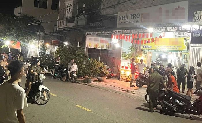 Người dân tập trung theo dõi sự việc. Ảnh: A.P.