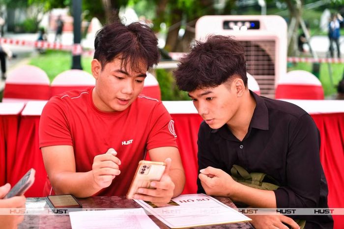 Thông tư quy định, sinh viên không phải tự làm và nộp hồ sơ đề nghị xét hưởng học bổng.