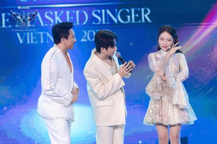 Phương Mỹ Chi tham gia tập đầu với vai trò cố vấn khách mời, tuyên bố sẵn sàng cạnh tranh cùng Trấn Thành và Bích Phương trong cuộc đua “lỗ tai vàng”. Nữ ca sĩ nhắc đến tinh thần thi đấu ở Em xinh say hi và thành tích quán quân để thị uy. Khi lắng nghe và đoán ca sĩ ở tiết mục mang màu sắc dân gian đương đại, cô chú ý cách xử lý và những dấu hiệu quen thuộc trong giọng hát. 