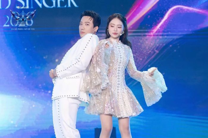  Trấn Thành và Phương Mỹ Chi có màn đối đáp ở phần chào sân. Khi đàn em nhắc đến Em xinh say hi, nam nghệ sĩ trêu cô vẫn “ngủ quên ở bên Say hi”. Những trao đổi đối đầu tạo không khí vui vẻ, trước khi ban cố vấn bước vào nhiệm vụ nghe hát, đối chiếu manh mối và dự đoán danh tính các nhân vật. 
