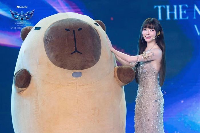 Đức Phúc xuất hiện trong mascot Capybara trước khi ngồi vào bàn cố vấn khách mời. Nam ca sĩ liên tục xin quyền phát biểu ở phần giao lưu mở màn. Khi theo dõi các tiết mục, anh đưa ra dự đoán từ cả giọng hát lẫn cử chỉ của người biểu diễn, gây "nhiễu" và làm khó khán giả.
