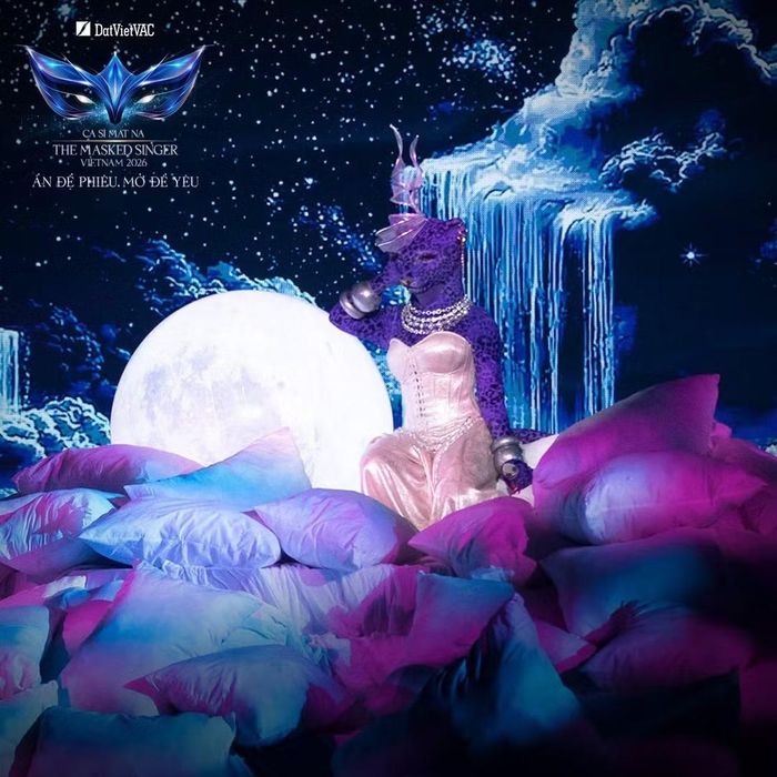  Báo Berry mang đến To the moon với phong cách tự tin và màu sắc âm nhạc hiện đại. Nhân vật sử dụng tiếng Anh trong phần giao lưu, thể hiện giọng hát có độ vang, rõ điểm nhấn ở các đoạn cao trào. 