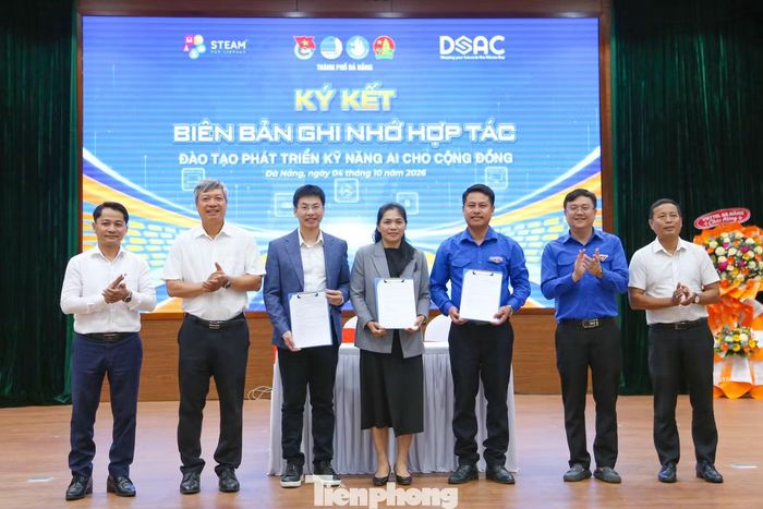 Thành Đoàn Đà Nẵng ký kết hợp tác với Trung tâm Nghiên cứu, đào tạo thiết kế vi mạch và trí tuệ nhân tạo Đà Nẵng và dự án AI for Impact Việt Nam để triển khai các hoạt động ứng dụng AI.