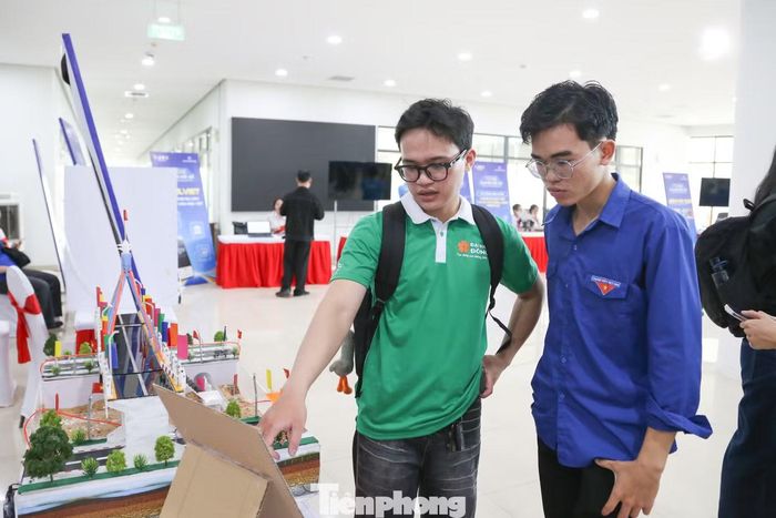 Trong khuôn khổ Festival, nhiều hoạt động ứng dụng AI, công cụ số được tổ chức, tạo sân chơi cho các bạn trẻ.
