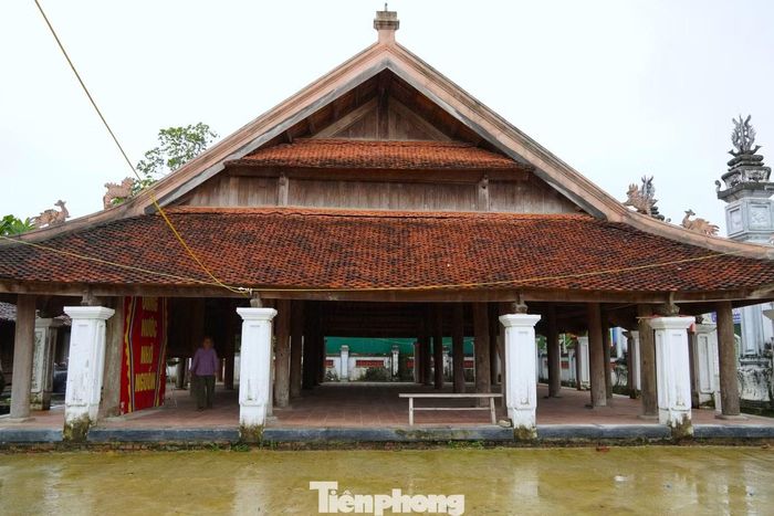 Khoảng sân đình cũng là nơi ghi dấu sự hy sinh của 7 chiến sĩ cách mạng trong những ngày phong trào bị đàn áp. Ngày 21/4/1931, Đội tự vệ đỏ làng Lương Sơn do Bí thư Chi bộ Bùi Thế Thuận chỉ huy thực hiện nhiệm vụ tiêu diệt tên trùm mật thám tổng Đặng Sơn. Sau đó, quân thù bao vây làng, lùng bắt cán bộ và đội viên Tự vệ đỏ. Bùi Thế Thuận dù đã có thể rời làng an toàn vẫn trở về, sau đó chủ động sa vào tay giặc với mong muốn cứu dân làng khỏi một cuộc trả thù.